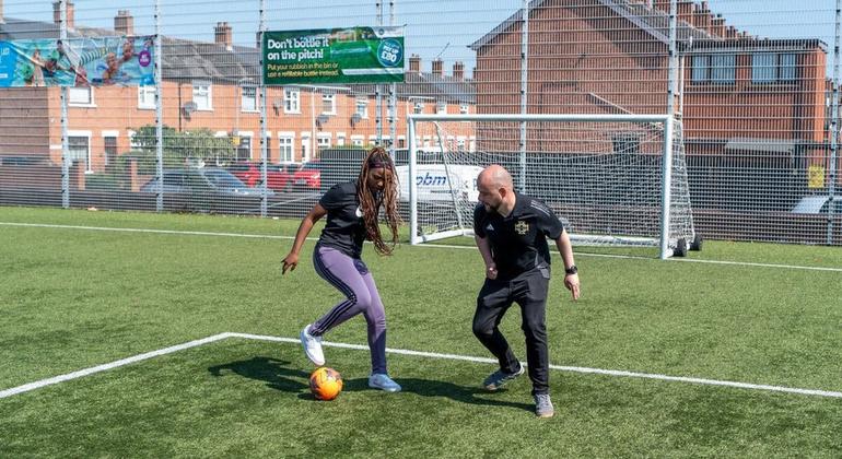 Беженцы в Белфасте обретают друзей, свободу и уверенность в себе благодаря футболу