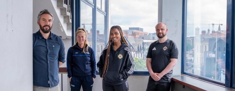 Беженцы в Белфасте обретают друзей, свободу и уверенность в себе благодаря футболу